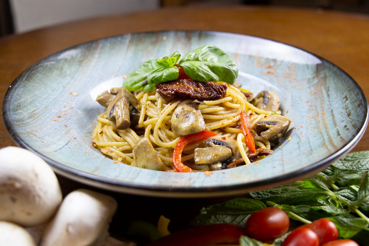 Spaghetti with Champignons, Pepper, Dry Tomatoes and Basil